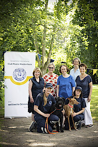 Anke Gellert-Helpenstein mit Riesenschnauzer „Mavouli“ und Margit Rainer mit Podenco „Toffee“ nehmen die Spende von 500 € des Soroptimist Club Moers Niederrhein entgegen.